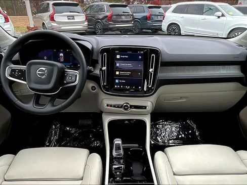 Certified 2023 Volvo XC40 B5 Ultimate w/ Protection Package Premier image 14