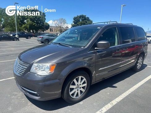 Used 2016 Chrysler Town & Country Touring FWD image 1