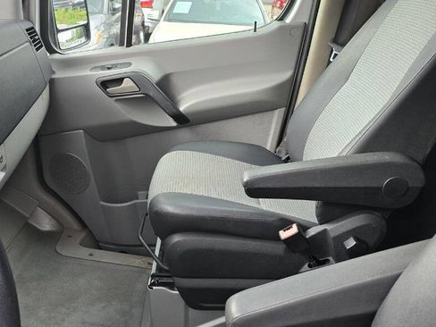 Used 2008 Dodge Sprinter 2500 RWD image 11