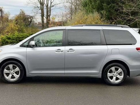 Used 2014 Toyota Sienna LE image 4