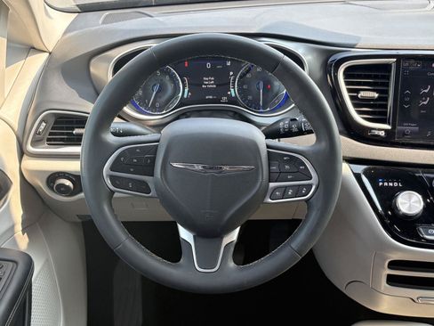 Used 2023 Chrysler Pacifica Touring-L FWD image 9