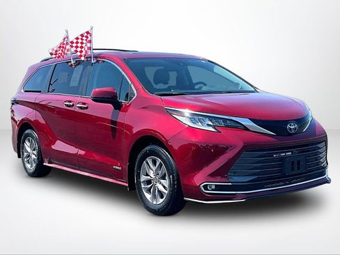 Used 2021 Toyota Sienna XLE w/ XLE Plus Package FWD image 12