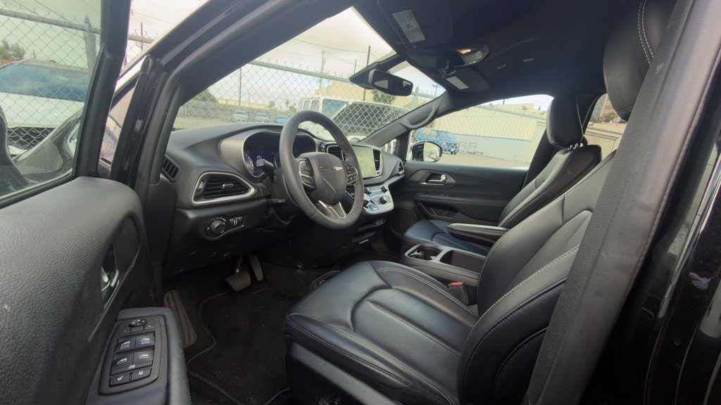 Used 2025 Chrysler Voyager LX FWD image 3