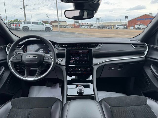 Used 2023 Jeep Grand Cherokee Altitude AWD/4WD image 7