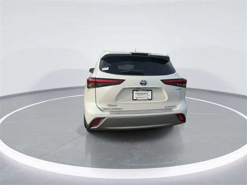 Used 2023 Toyota Highlander Platinum image 7