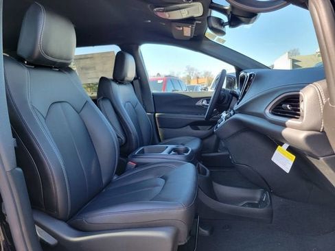 New 2026 Chrysler Pacifica Select image 24