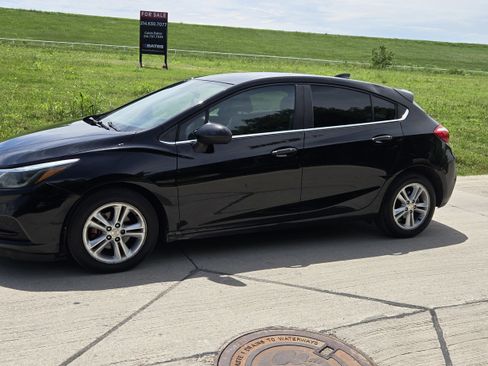 Used 2018 Chevrolet Cruze LT image 1