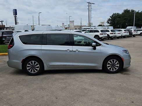 Used 2023 Chrysler Pacifica Limited FWD image 4