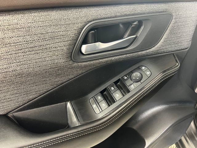 Used 2021 Nissan Rogue SV FWD image 12