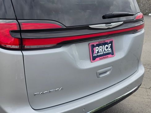 Used 2024 Chrysler Pacifica Touring-L FWD image 15