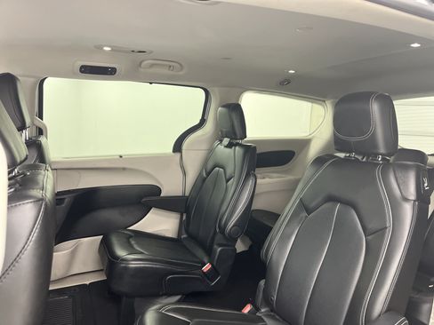 Used 2024 Chrysler Pacifica Touring-L FWD image 14