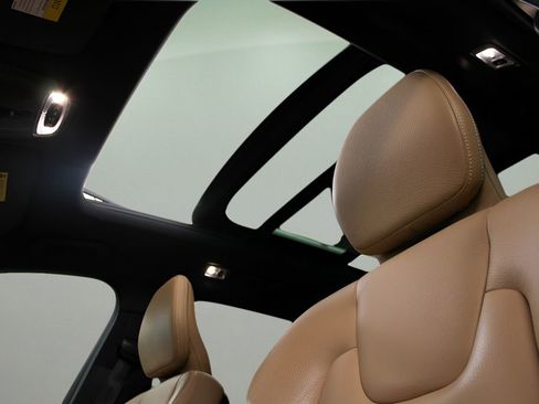 Used 2019 Volvo XC60 T5 Momentum w/ Multimedia Package image 19