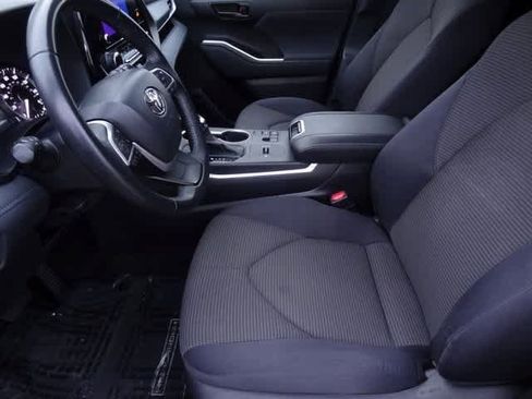 Used 2023 Toyota Highlander LE image 6