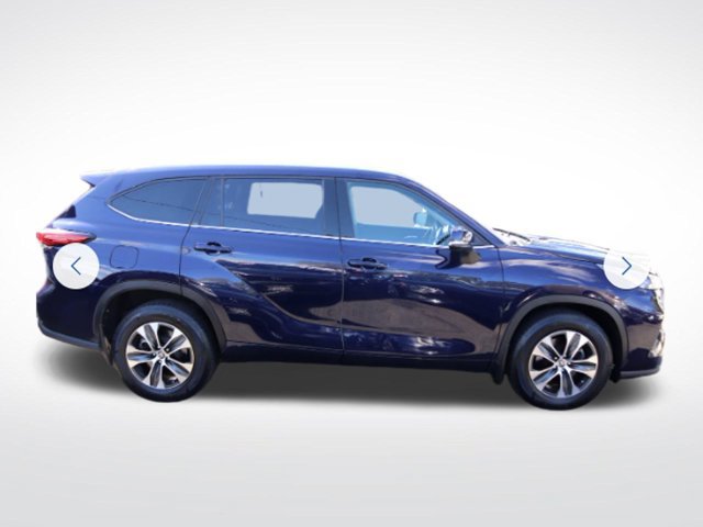 Used 2022 Toyota Highlander XLE AWD/4WD image 2