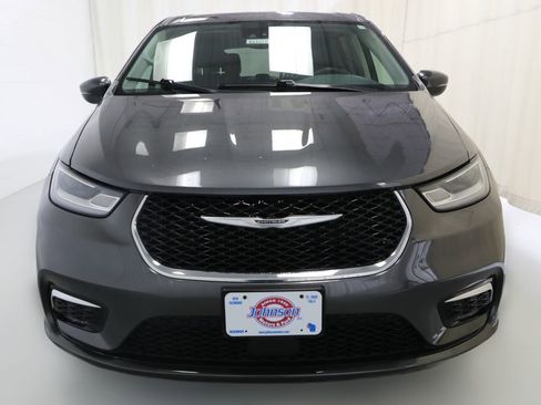 Used 2023 Chrysler Pacifica Touring-L FWD image 16