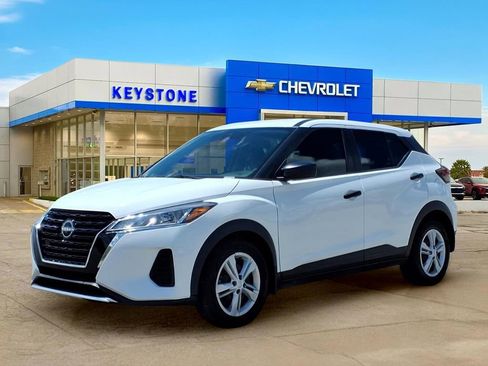 Used 2022 Nissan Kicks S FWD image 3