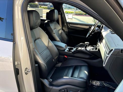 Used 2022 Porsche Cayenne Platinum Edition AWD/4WD image 7
