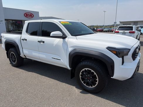 Used 2025 Toyota Tacoma TRD Off-Road AWD/4WD image 8