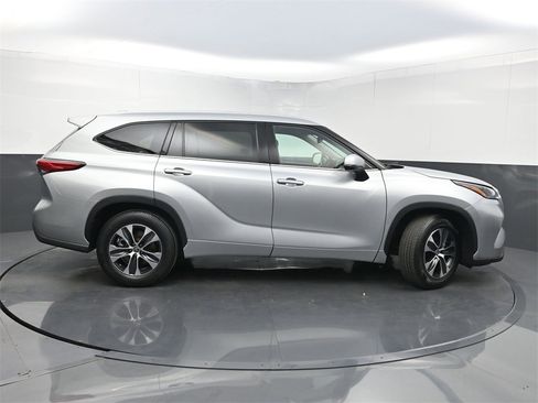 Used 2022 Toyota Highlander XLE image 45
