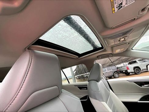 Used 2021 Toyota RAV4 XLE Premium image 14