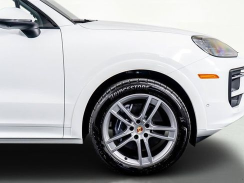 Used 2025 Porsche Cayenne image 6