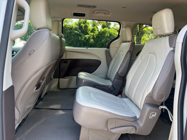 Used 2017 Chrysler Pacifica Touring-L w/ Tire & Wheel Group FWD image 15