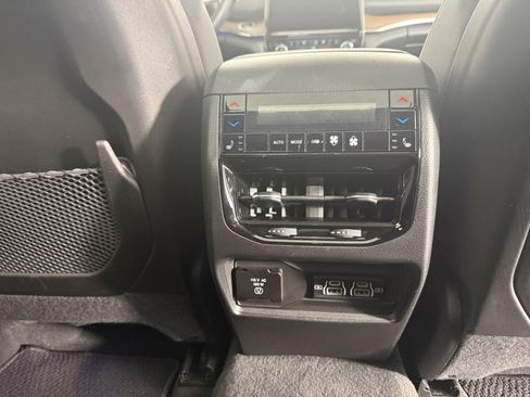Used 2022 Jeep Grand Cherokee Summit w/ Advanced Protech Group IV AWD/4WD image 15