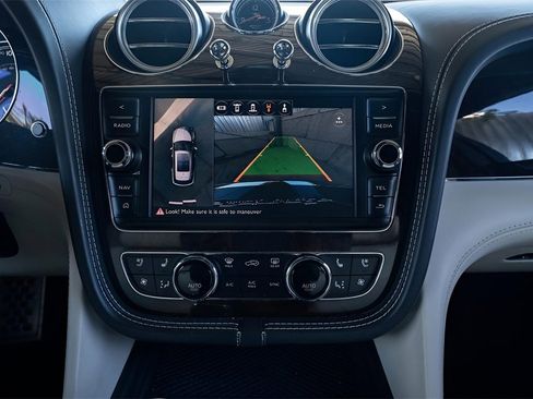 Used 2017 Bentley Bentayga image 15