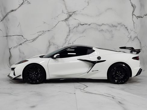 Used 2025 Chevrolet Corvette Z06 w/ Z07 Performance Package RWD image 11