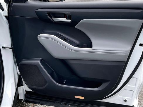 Used 2024 Toyota Highlander XLE image 22