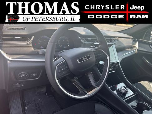 Used 2024 Jeep Grand Cherokee Altitude AWD/4WD image 11