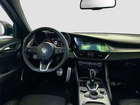 Used 2023 Alfa Romeo Giulia Veloce RWD image 23