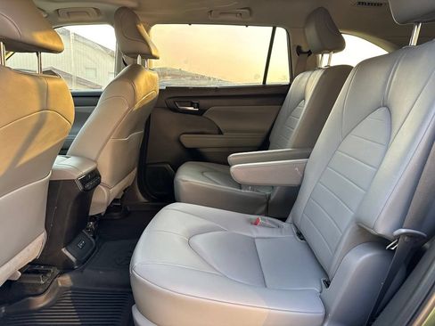 Used 2023 Toyota Highlander XLE FWD image 5