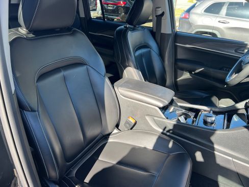 Used 2023 Jeep Grand Cherokee Limited w/ Black Appearance Package image 18