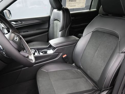 New 2025 Jeep Grand Cherokee L Altitude RWD image 19