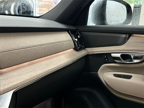 Certified 2025 Volvo XC90 B6 Plus image 19