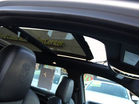 Used 2018 Porsche Cayenne Platinum Edition image 29