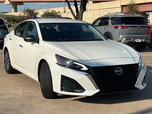 Used 2025 Nissan Altima 2.5 SV FWD image 3