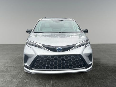 Used 2024 Toyota Sienna XSE AWD/4WD image 3