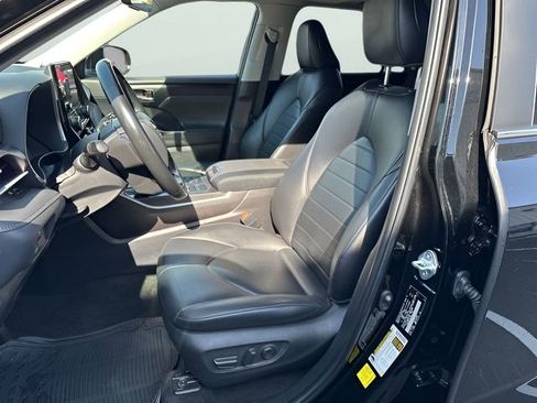 Used 2023 Toyota Highlander XLE AWD/4WD image 11