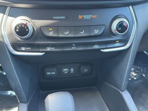 Used 2020 Hyundai Santa Fe SE AWD/4WD image 16