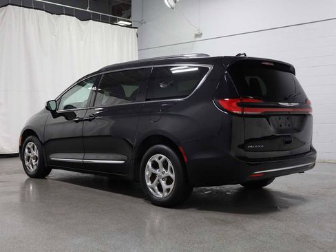 Used 2021 Chrysler Pacifica Limited AWD/4WD image 3