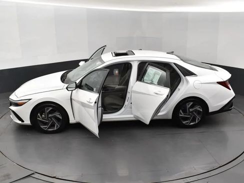 Used 2025 Hyundai Elantra SEL FWD image 7