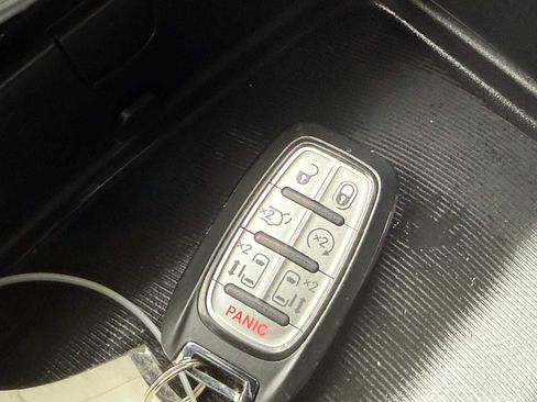 Used 2023 Chrysler Pacifica Touring-L AWD/4WD image 33
