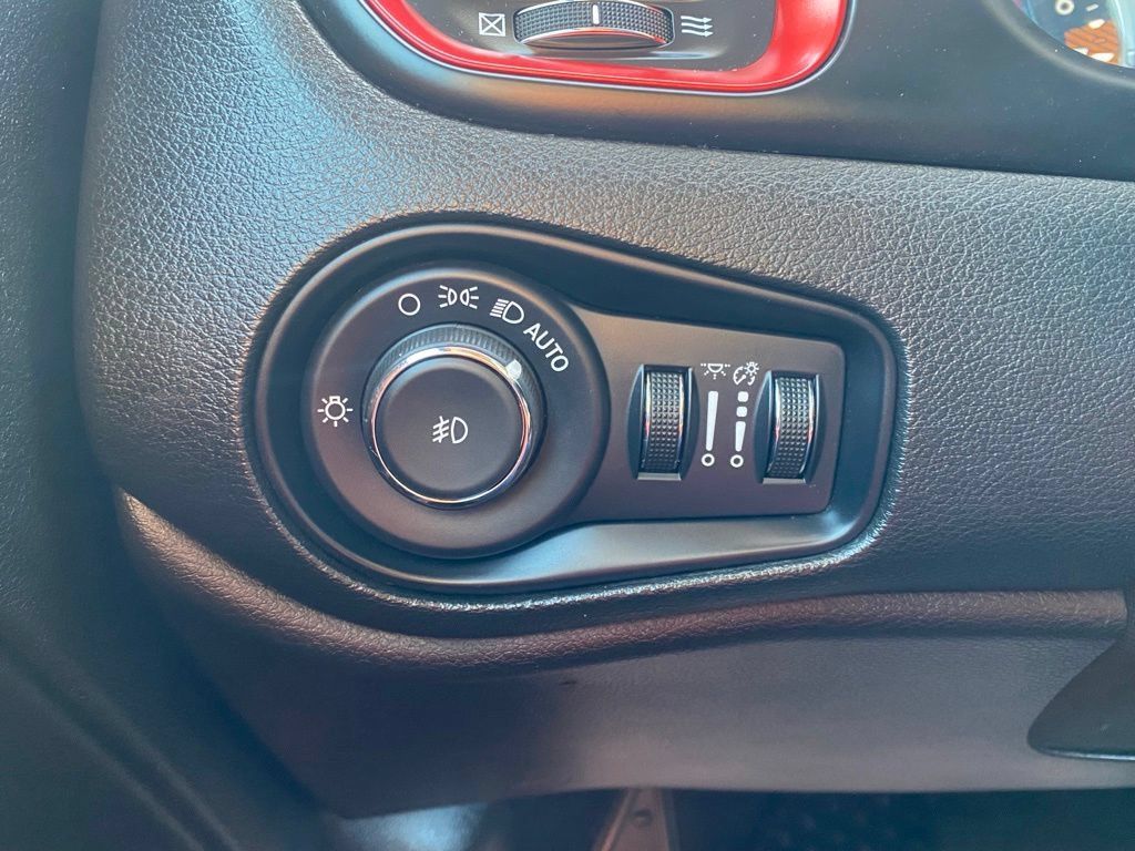 Used 2023 Jeep Renegade Latitude AWD/4WD image 26