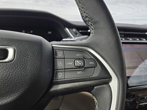 Used 2024 Jeep Grand Cherokee Limited image 20