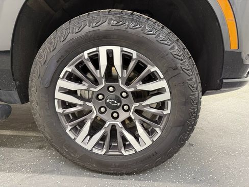 Used 2025 Chevrolet Suburban Z71 image 21