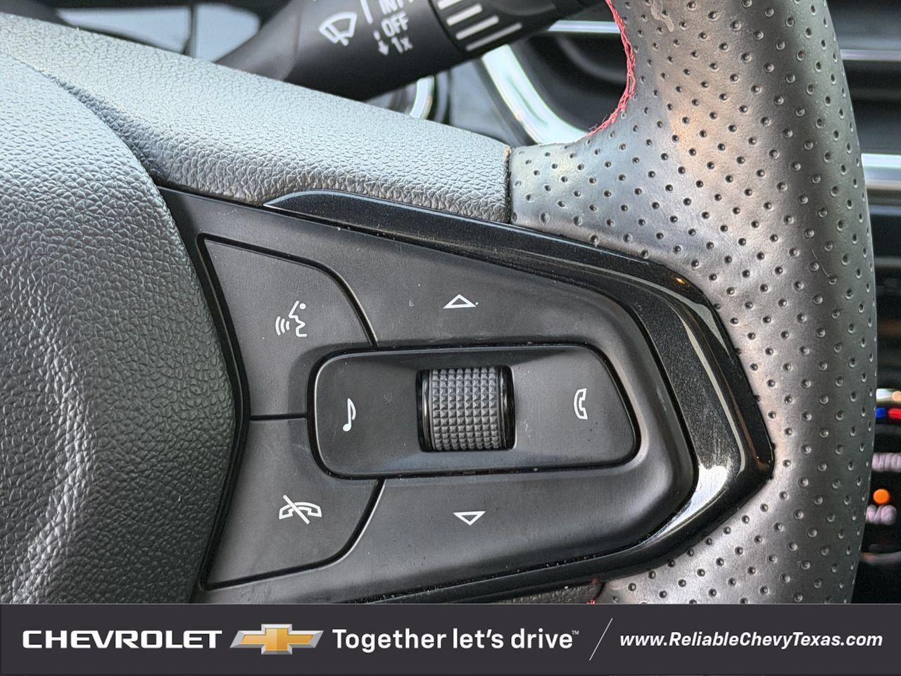 Used 2025 Chevrolet Trax RS w/ Sunroof Package FWD image 3