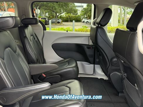 Used 2023 Chrysler Pacifica Touring-L FWD image 13