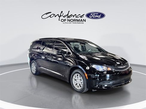 Used 2025 Chrysler Voyager LX image 11